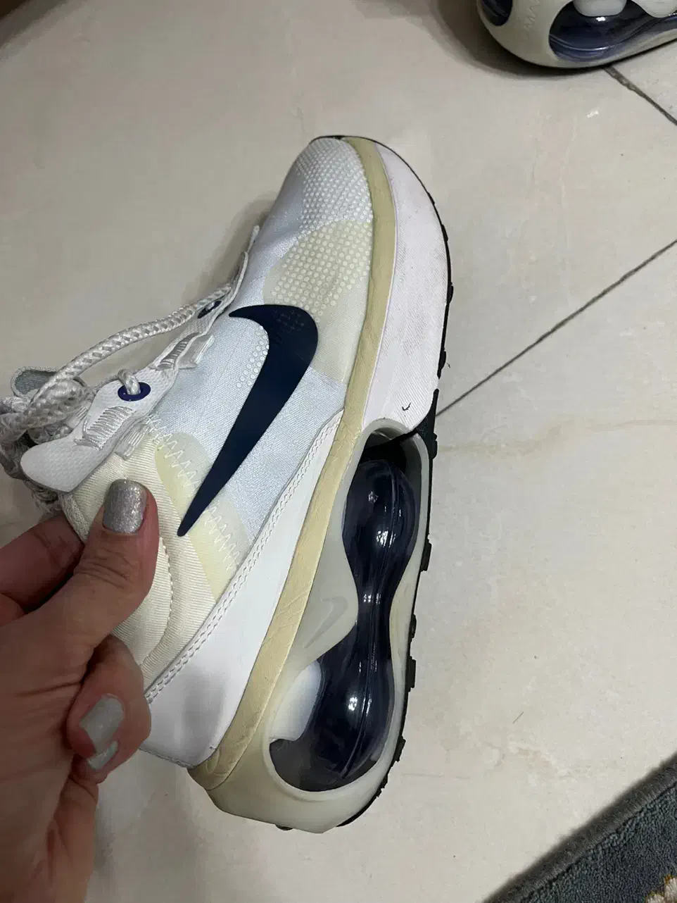 کتونی نایک|کیف، کفش، کمربند|اندیشه, اندیشه فاز ۱|دیوار