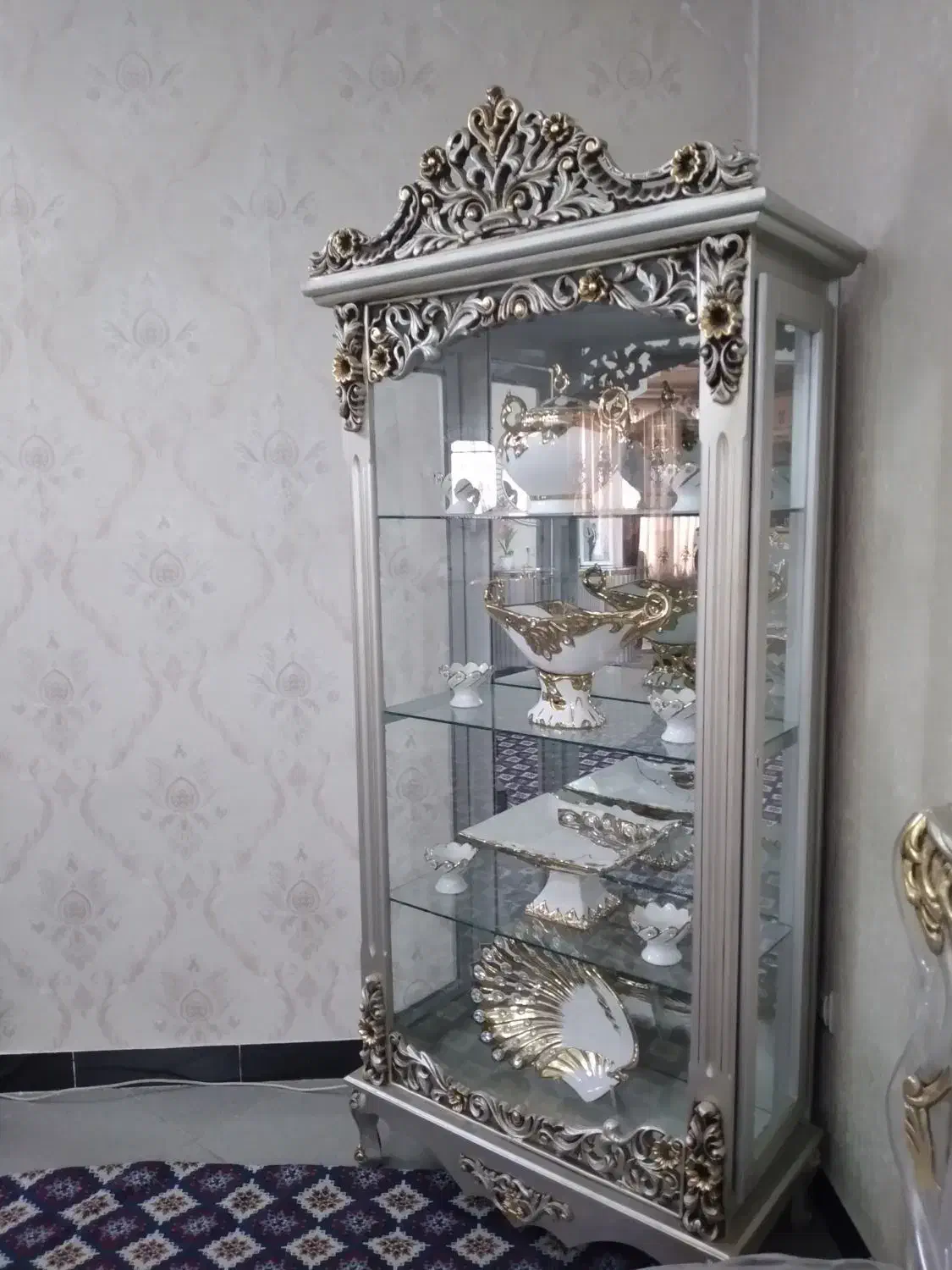 بوفه نقره ای طلایی کاملا سالم و تمیز|بوفه، ویترین، کنسول|تهران, شهرک ولیعصر جنوبی|دیوار