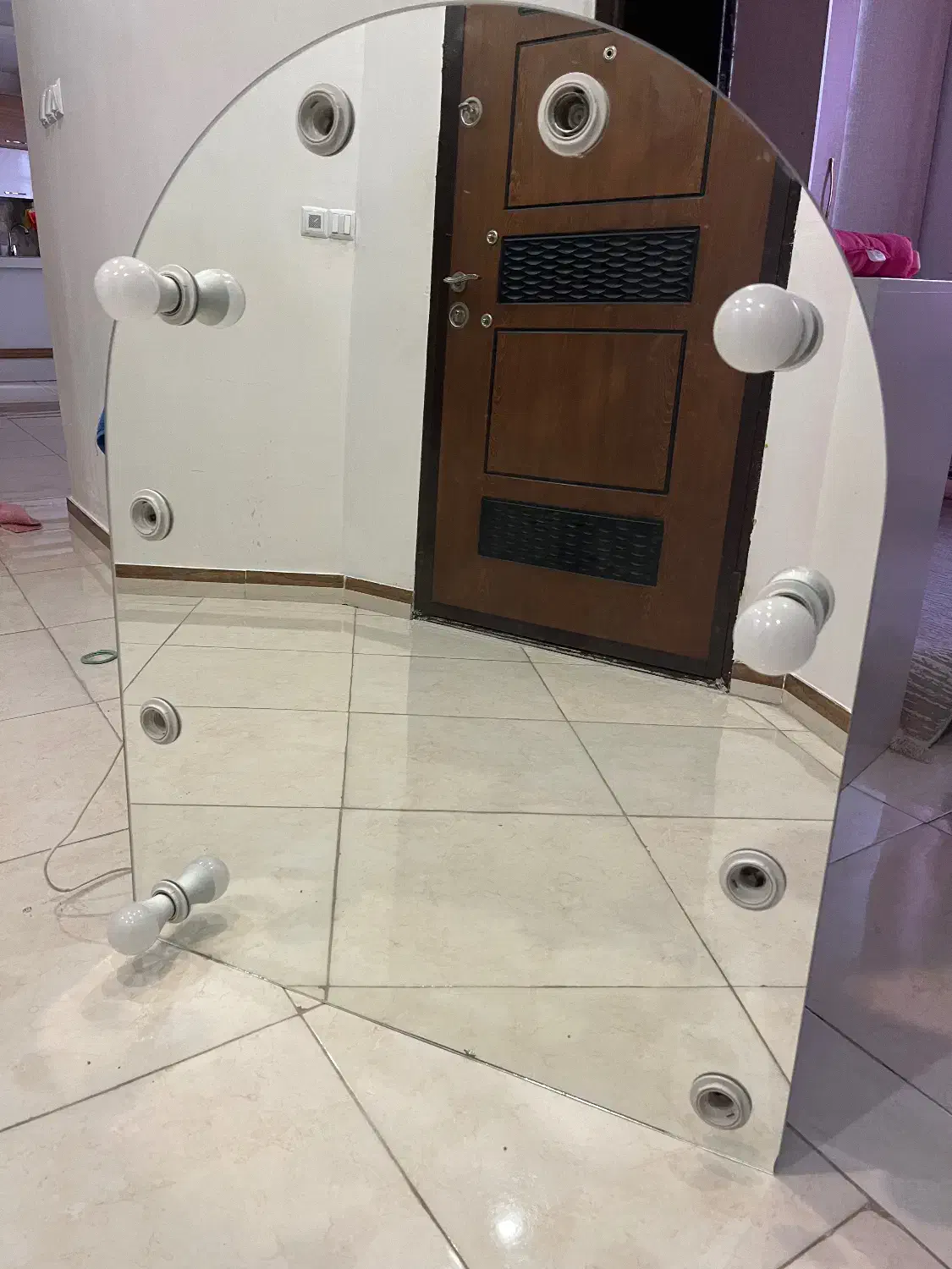 آینه چراغ دار|آرایشگاه و سالن‌های زیبایی|رشت, جهاد|دیوار