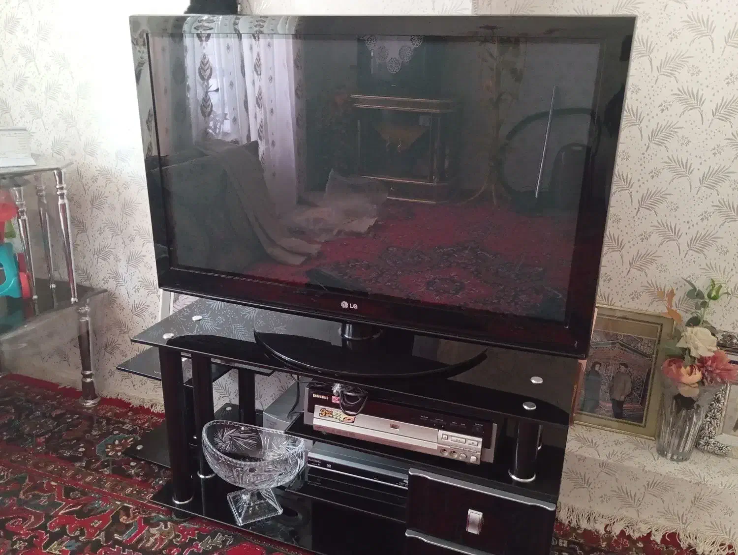 دوتا میز تلویزیون یدونه تلویزیون ۴۲اینچ|تلویزیون و پروژکتور|فیرورق, |دیوار