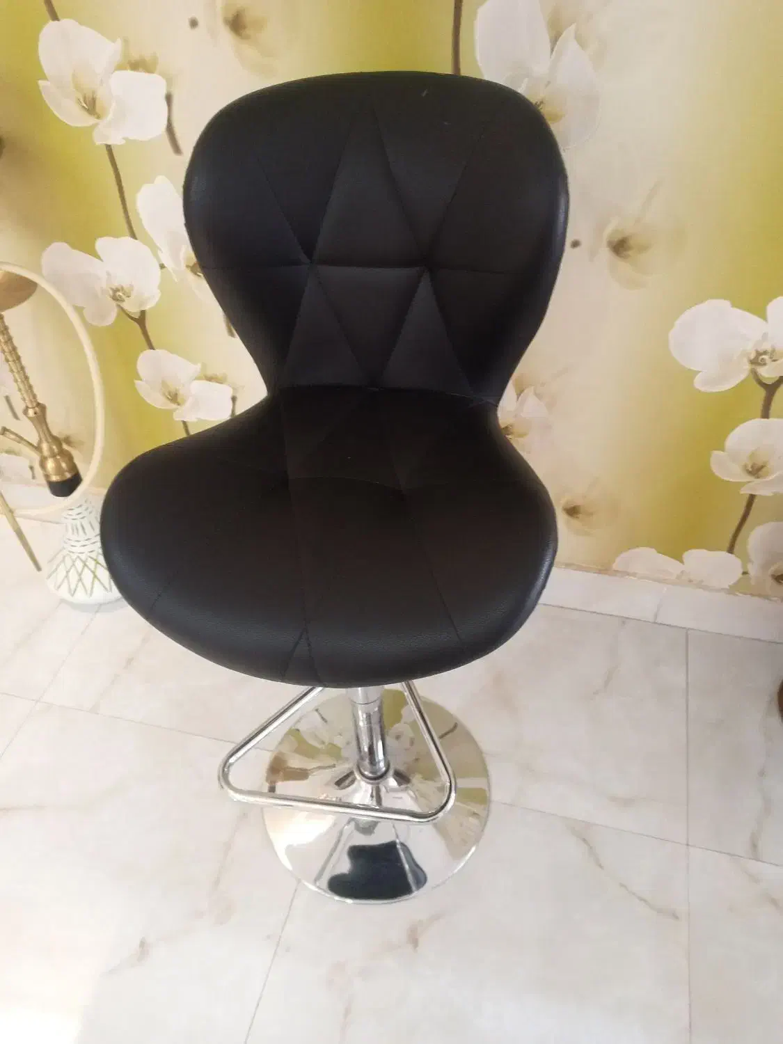 یک صندلی اپن نو چرم  ویک عدد صندلی اپن فرفورژه|صندلی و نیمکت|شیراز, قدوسی شرقی|دیوار