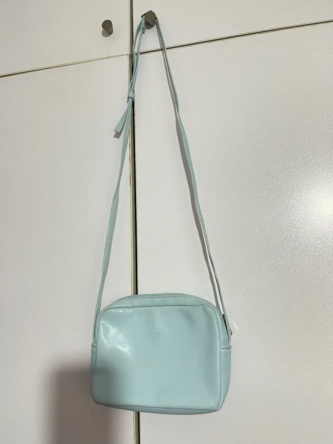 تعدادی کیف و کفش|کیف، کفش، کمربند|رشت, گلسار|دیوار