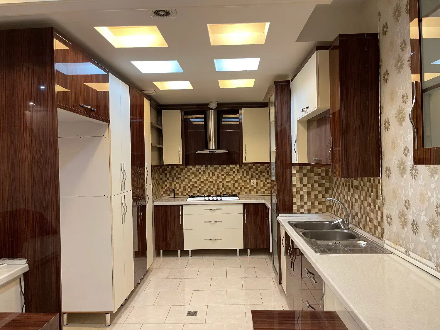 آپارتمان مسکونی ۹ سالهٔ بابک خرم دین