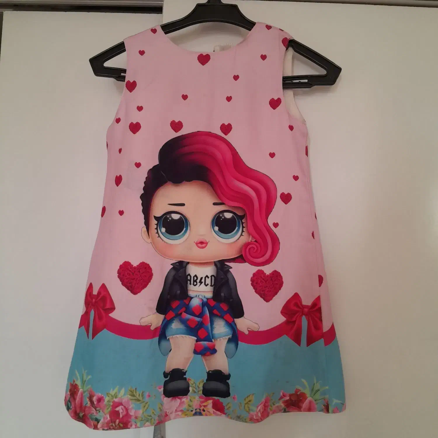 تعدادی لباس|کفش و لباس بچه|خوی, |دیوار