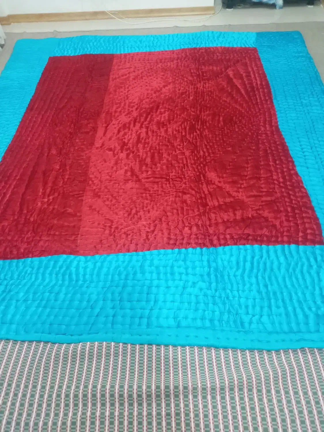 لحافکرسیمخملنومیباشد|رختخواب، بالش، پتو|کاشان, فین بزرگ|دیوار