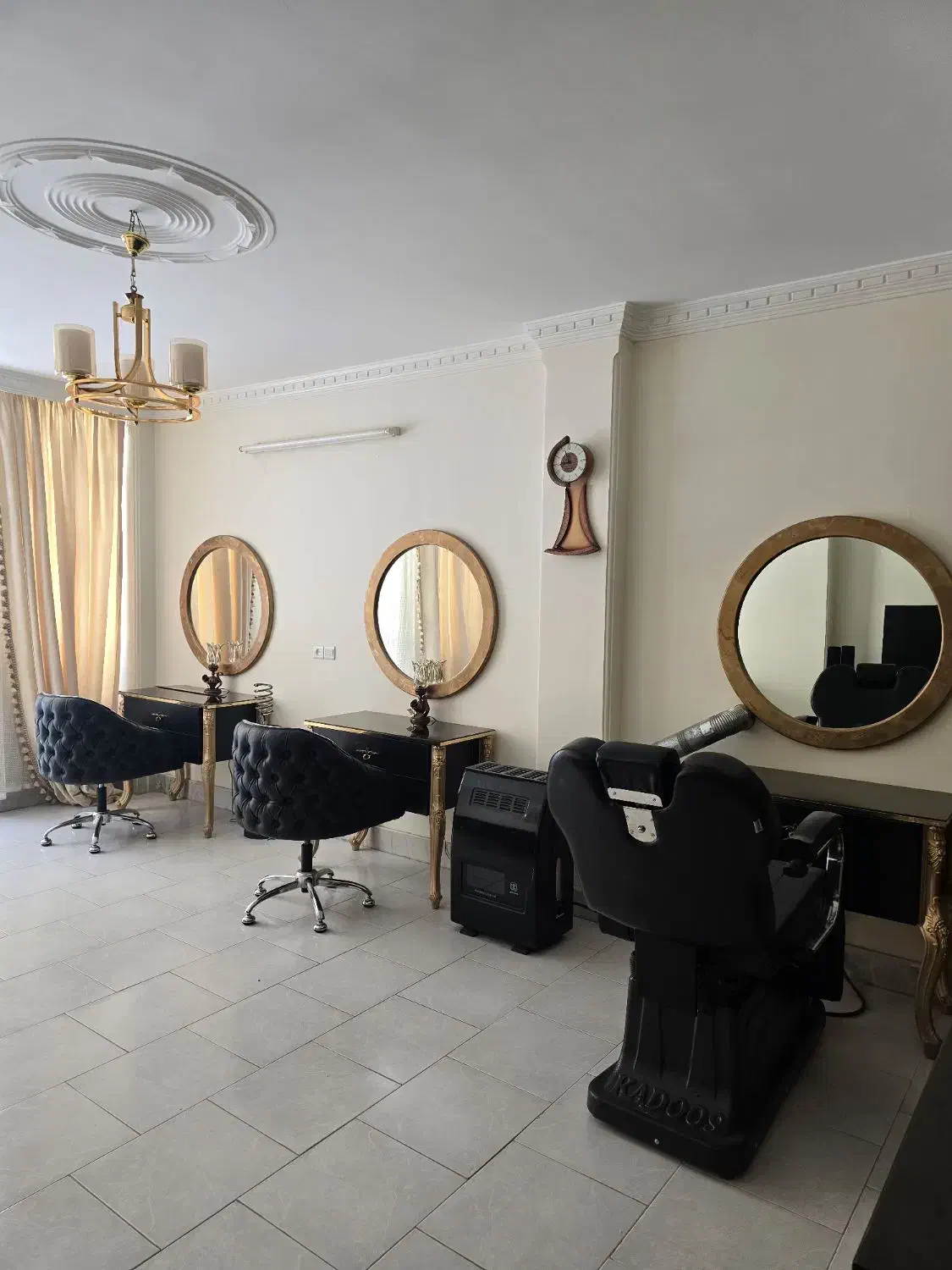 اینه و کنسول و صندلی|آرایشگاه و سالن‌های زیبایی|اصفهان, سنبلستان|دیوار