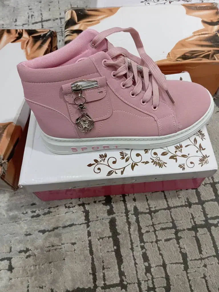 کفش|کیف، کفش، کمربند|شاهینشهر, خانه کارگر|دیوار