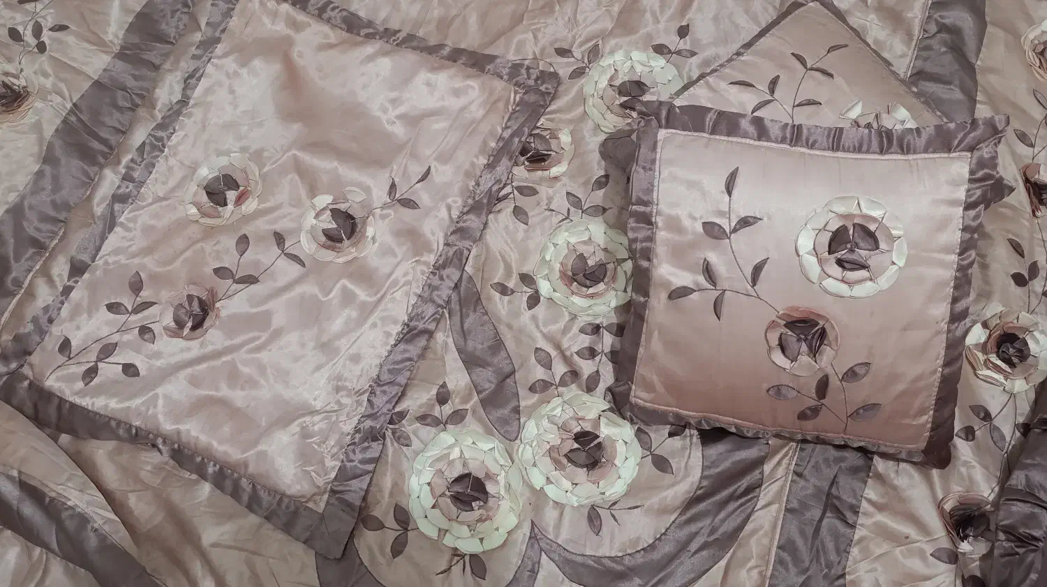 رو تختی با دو رو بالشت کوچک و دو رو بالشتی بزرگ|سرویس روتختی|بیرجند, |دیوار