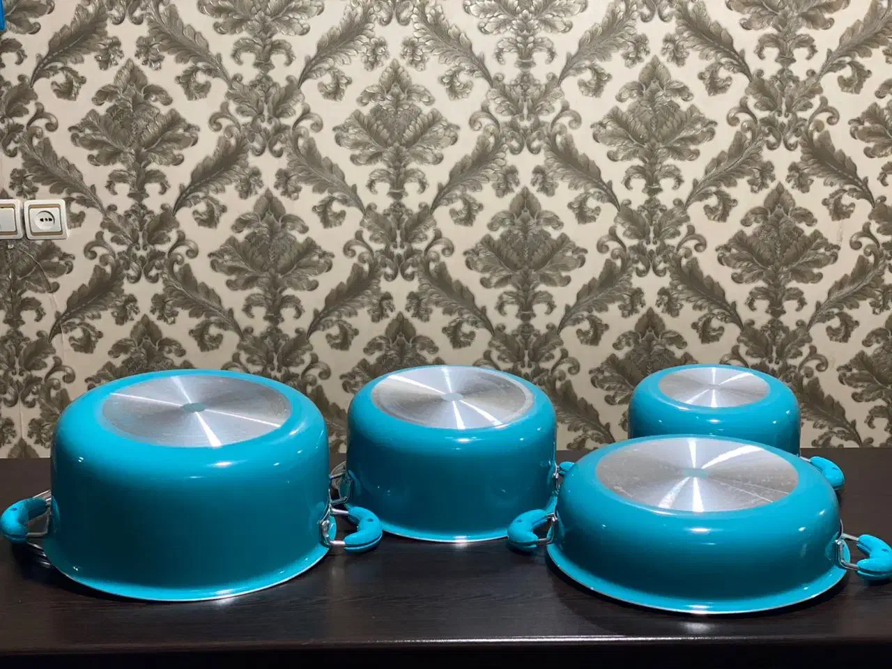 سرویس قابلمه تفلون|ظروف پخت‌وپز|شلمان, |دیوار