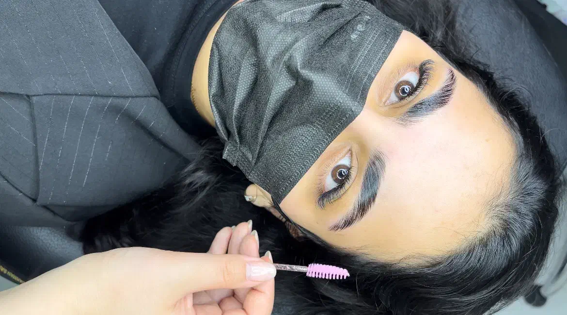 خدمات اکستنشن مژه و لیفت و لمینت مژه ابرو|خدمات آرایشگری و زیبایی|خرم‌آباد, |دیوار