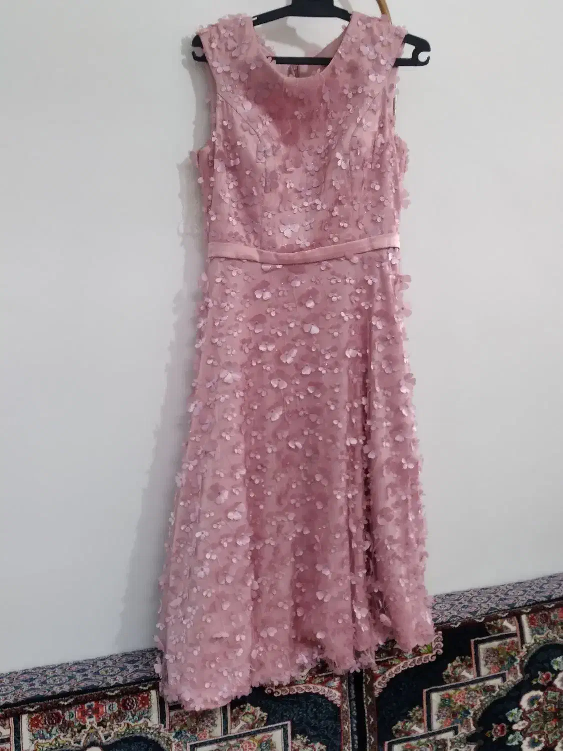 پیرهن|لباس|لالجین, |دیوار