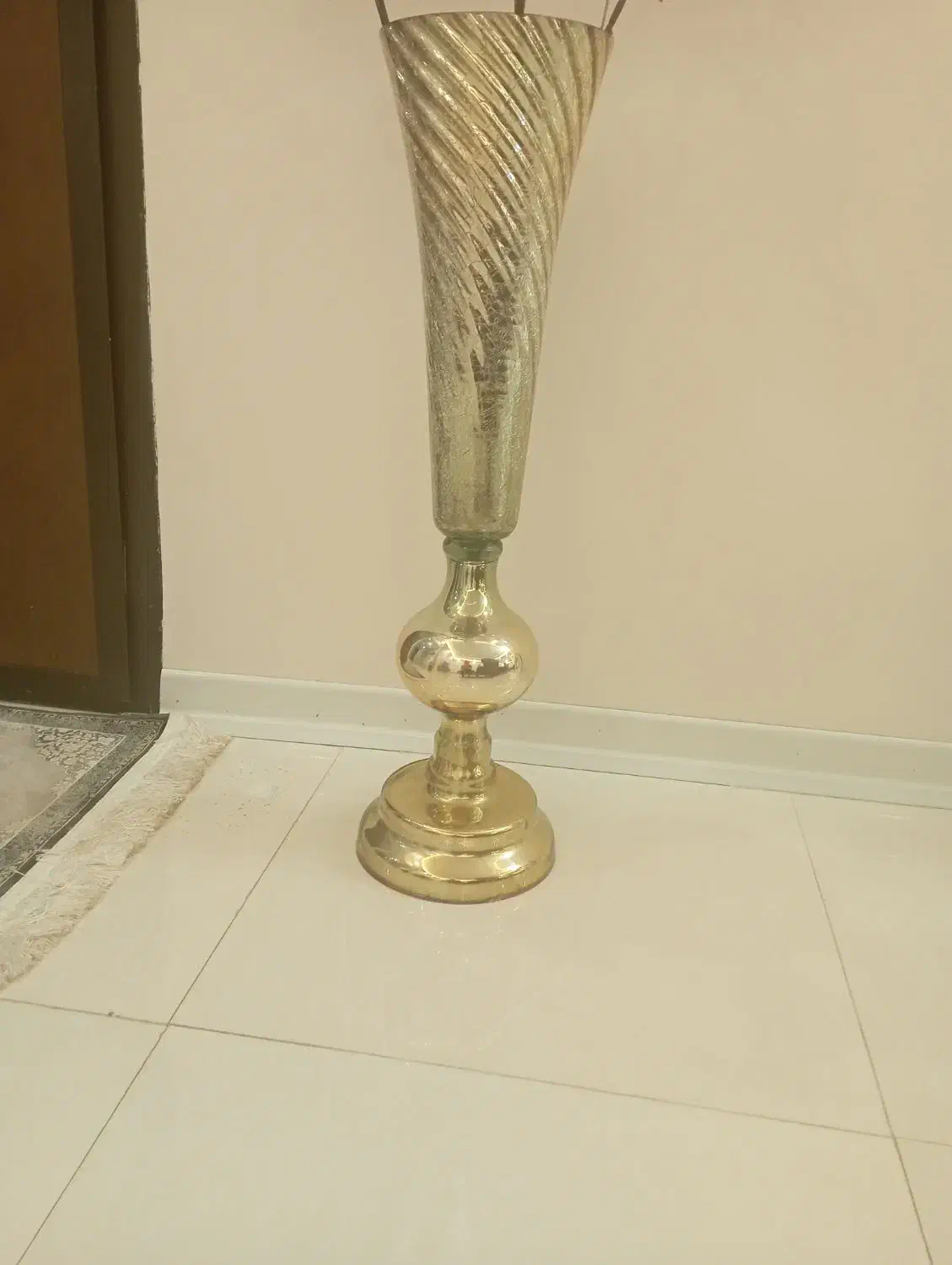 گلدان کنار سالنی|گل مصنوعی|نیشابور, هفده شهریور|دیوار