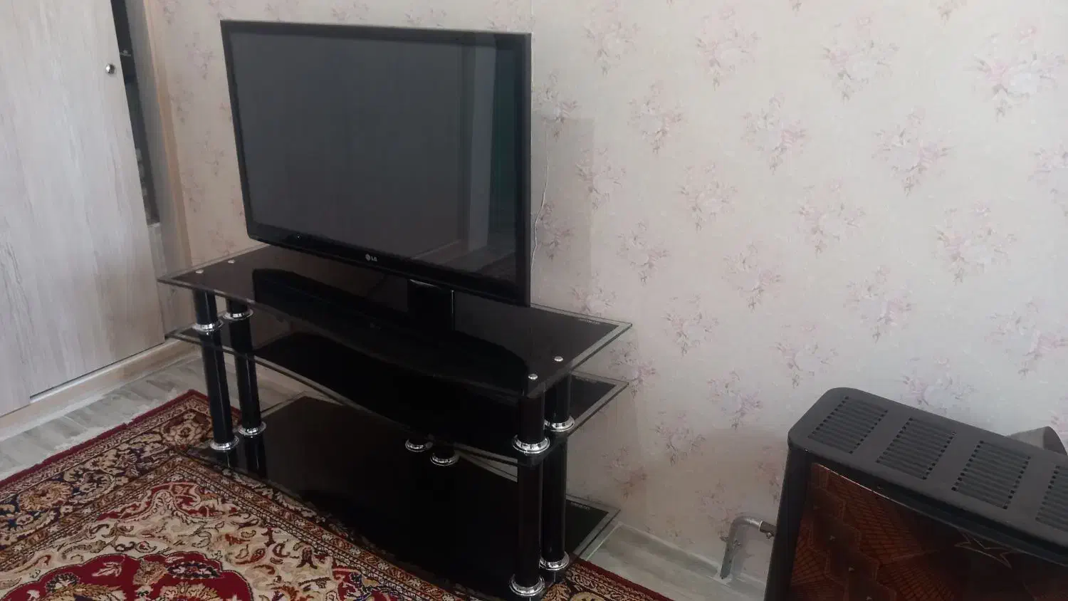 تلویزیون 42 اینچ اصل الجی با میز اصل|تلویزیون و پروژکتور|ارومیه, |دیوار