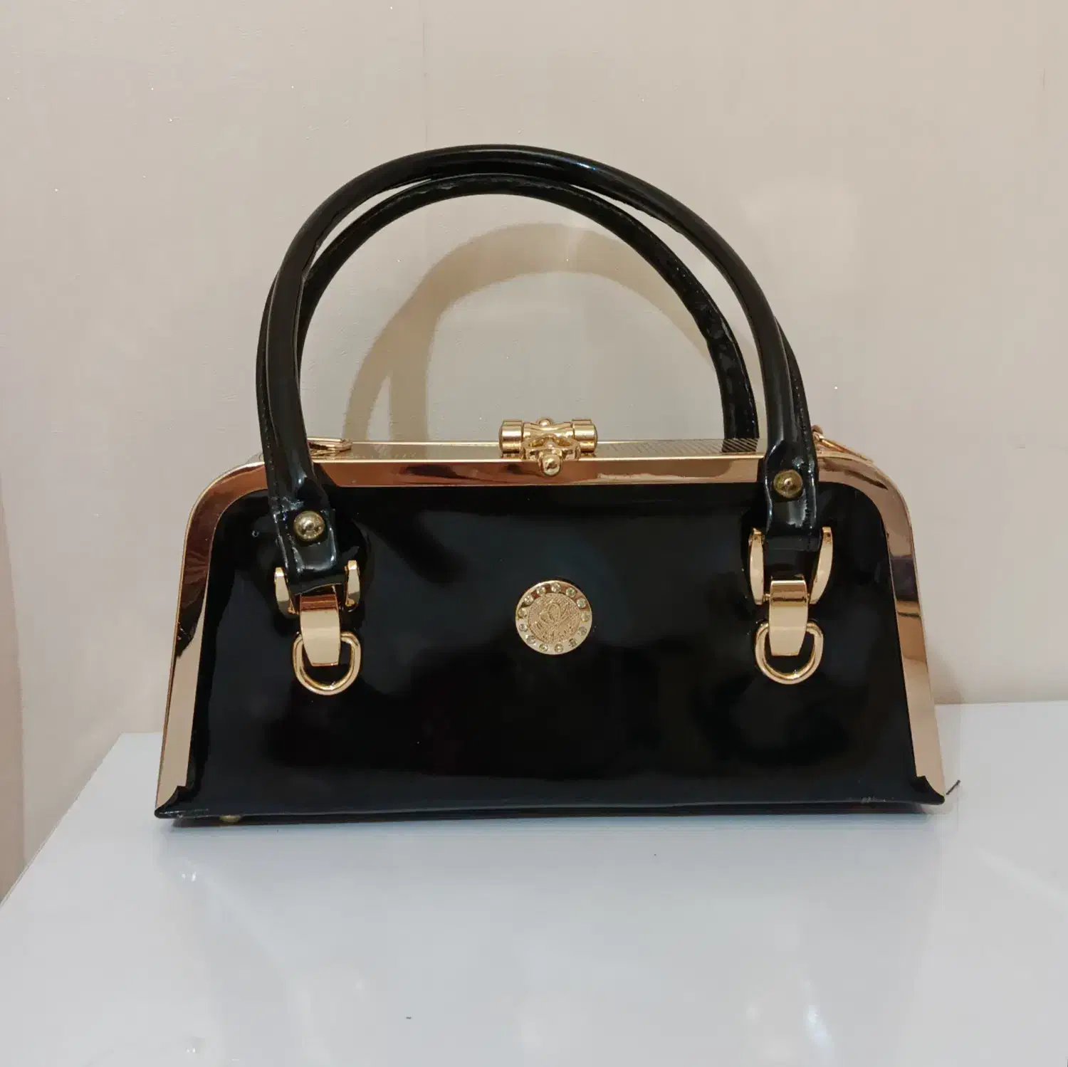 کیف مجلسی ورنی مشکی با یراق طلایی|کیف، کفش، کمربند|قم, باجک دو|دیوار