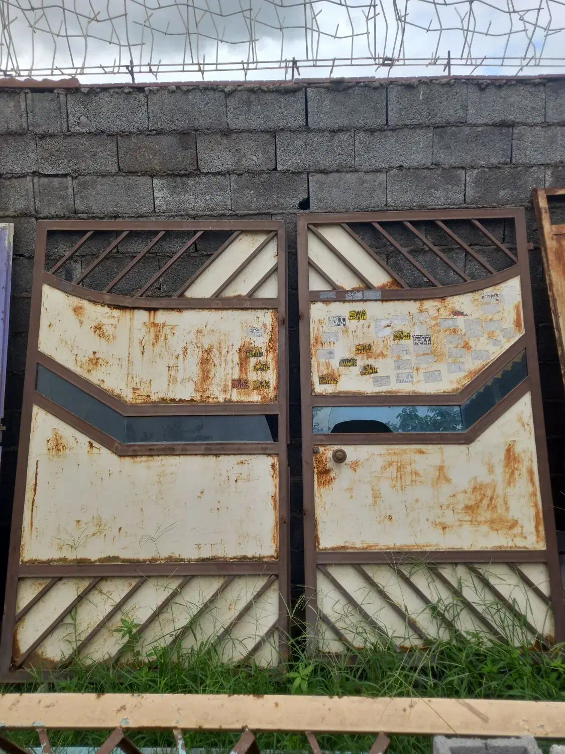 ۲دروازه اهنی درب برای زمین ویلاخانه باغ با چارچوب|مصالح و تجهیزات ساختمان|رشت, حومه رشت|دیوار