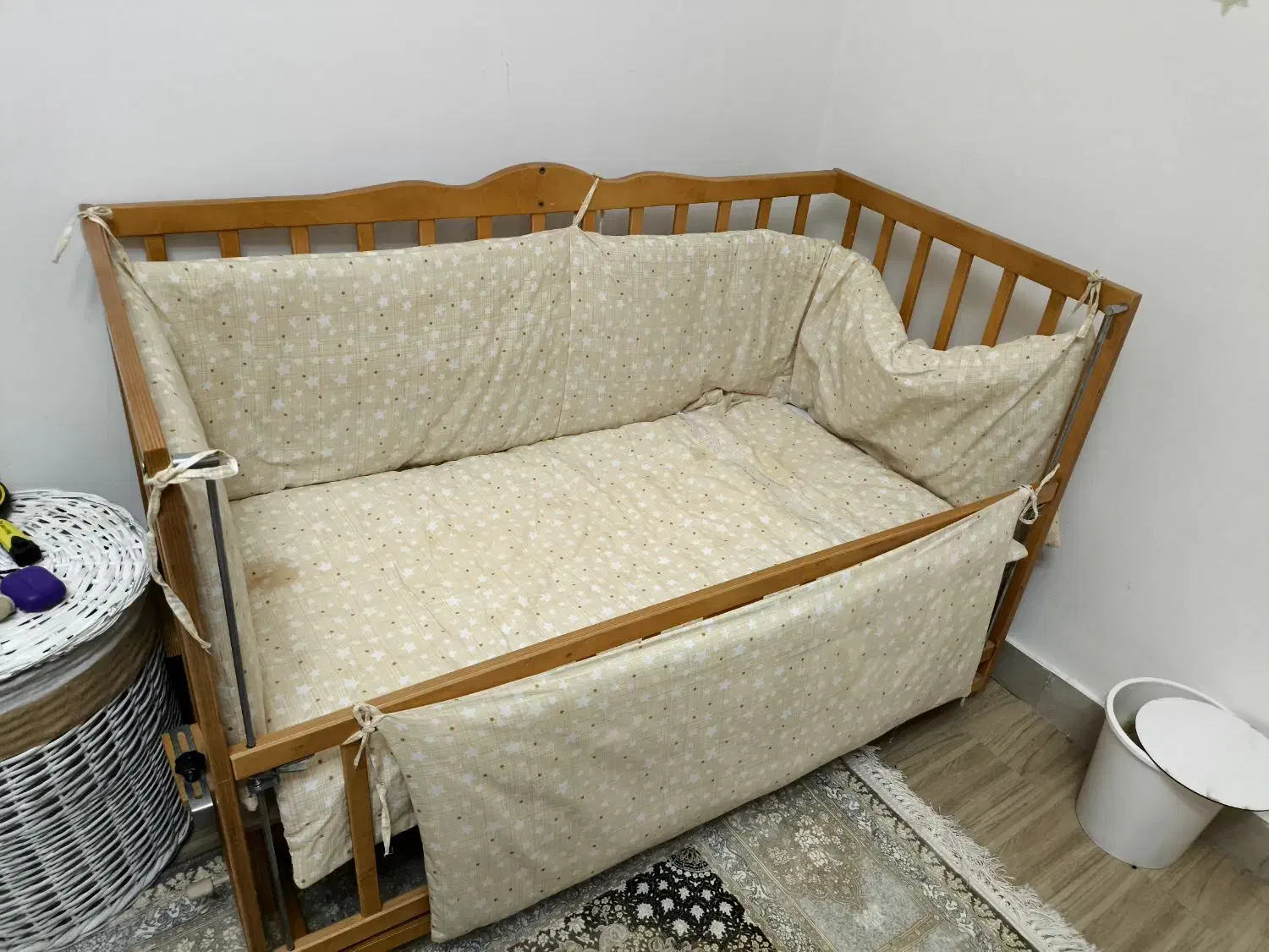 تخت کنار مادر|تخت و صندلی بچه|سبزوار, قصبه اب یمین|دیوار