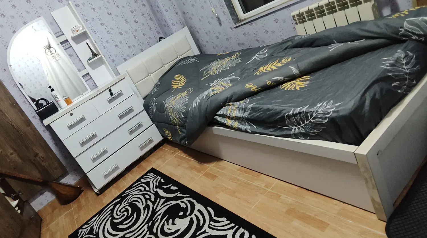 تخت و میز توالت و آینه|تخت و سرویس خواب|بندر انزلی, پاسداران|دیوار