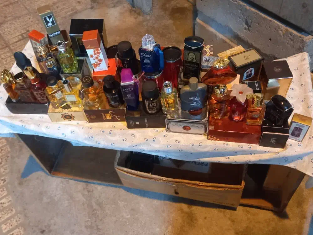 تعدادی عطر و ادکلن به بفروش می‌رسد|آرایشی، بهداشتی، درمانی|میناب, |دیوار