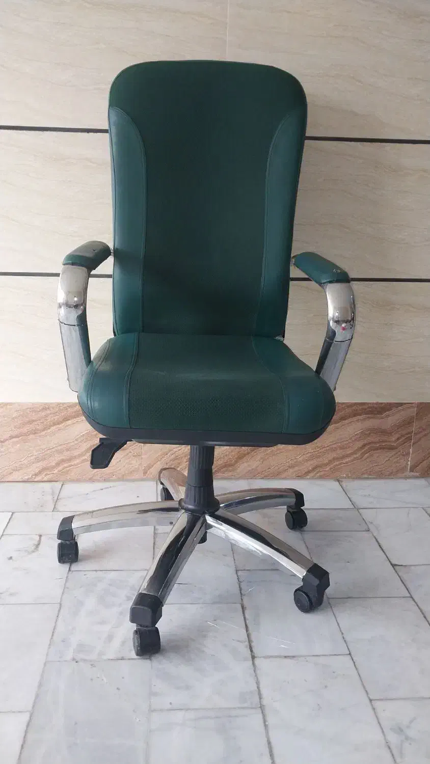 تلویزیون 21 اینچ + صندلی گردان|تلویزیون و پروژکتور|کاشان, فاز ۲ ناجی آباد|دیوار