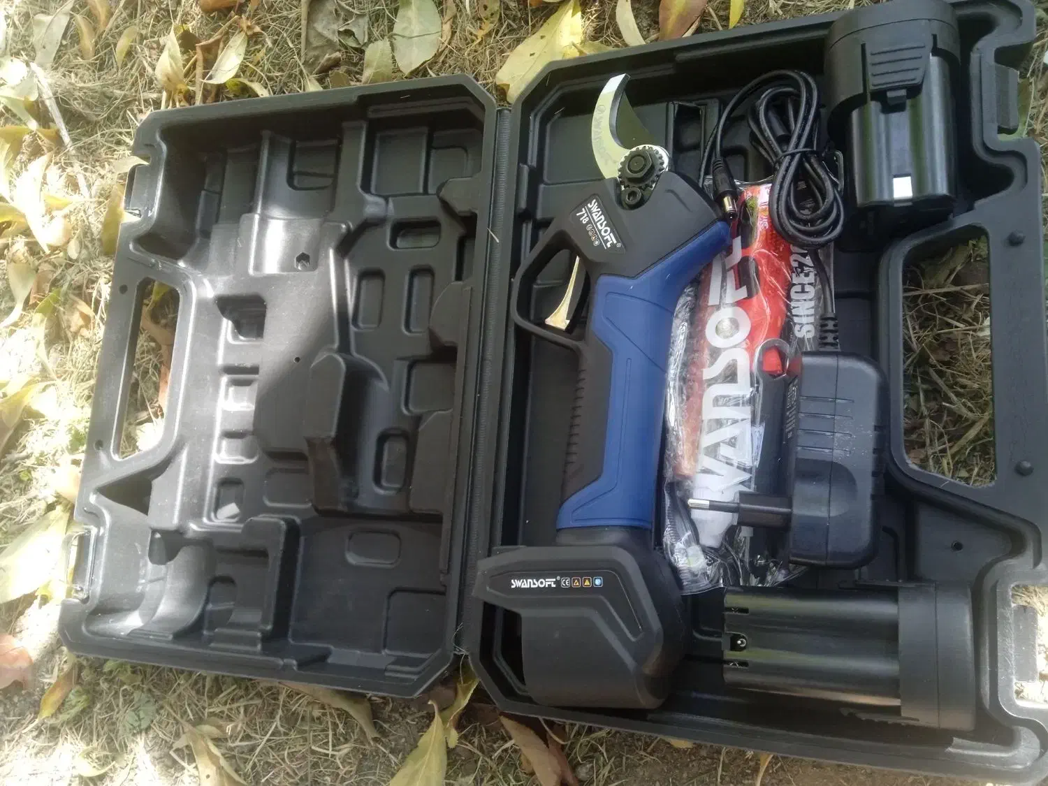 هرس کاری انواع درختان|خدمات باغبانی و درختکاری|نوشین شهر, |دیوار