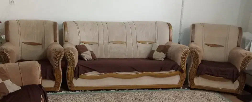 فروش مبل هفت نفره با میز وسط و چهارتا گل میز|مبلمان خانگی و میز عسلی|اصفهان, فرودگاه شهید بهشتی|دیوار