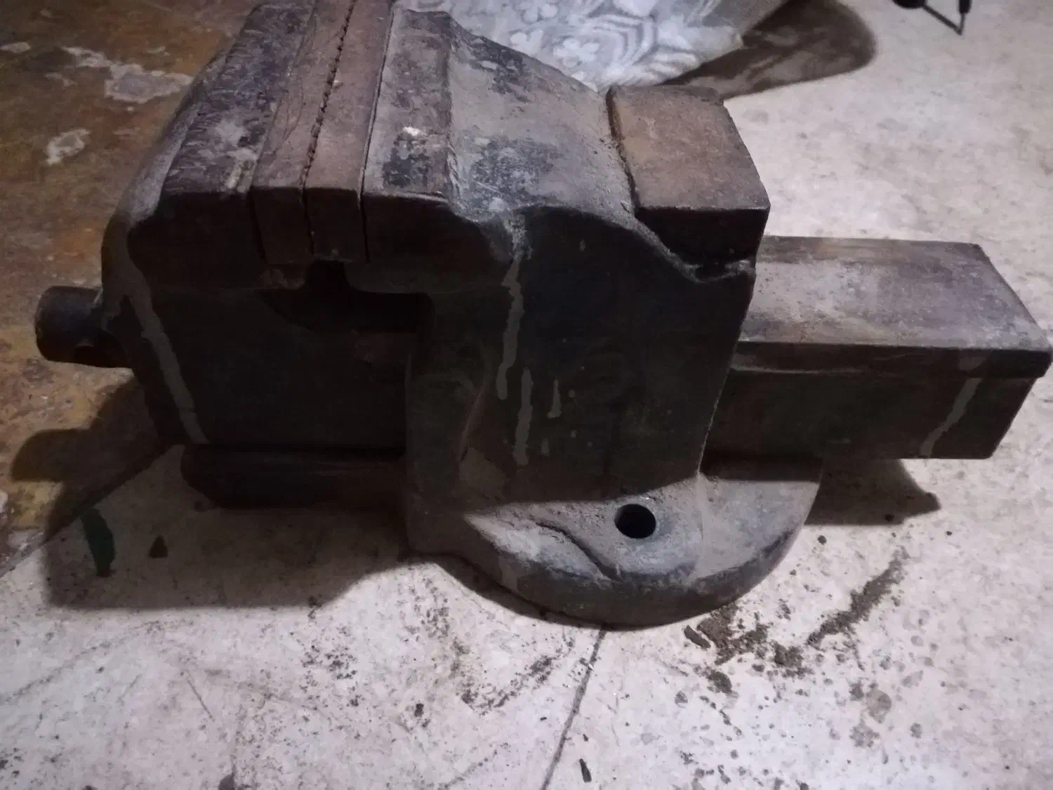 گیره رومیزی ومنگنه وبخاری وقیچی و گیوتین واچارشلاق|ابزارآلات|مشهد, خواجه ربیع|دیوار