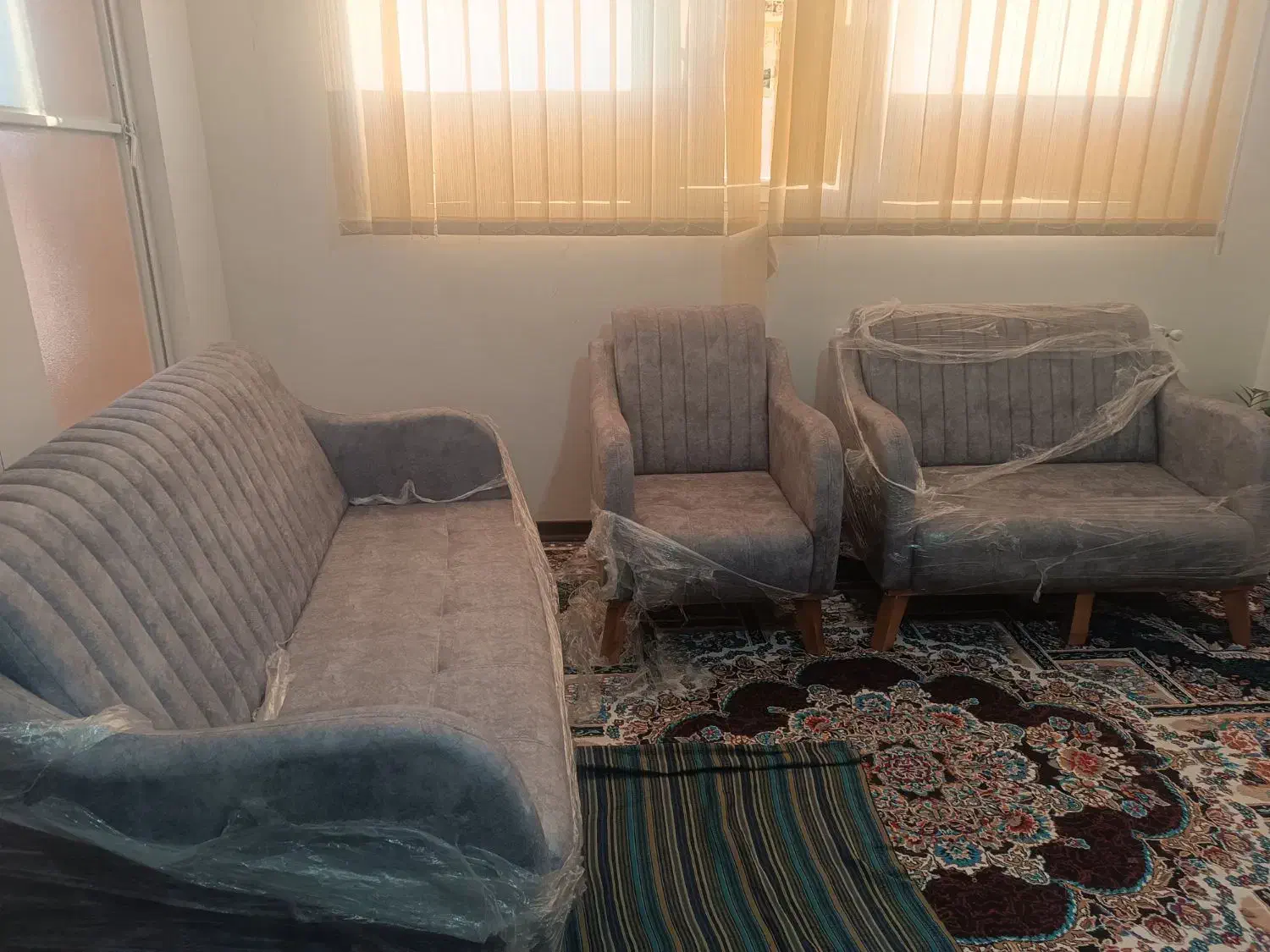 مبل7نفر با میزوگل میز کاملا نو هنوز استفاده نشده|مبلمان خانگی و میز عسلی|شیراز, معالی‌آباد|دیوار