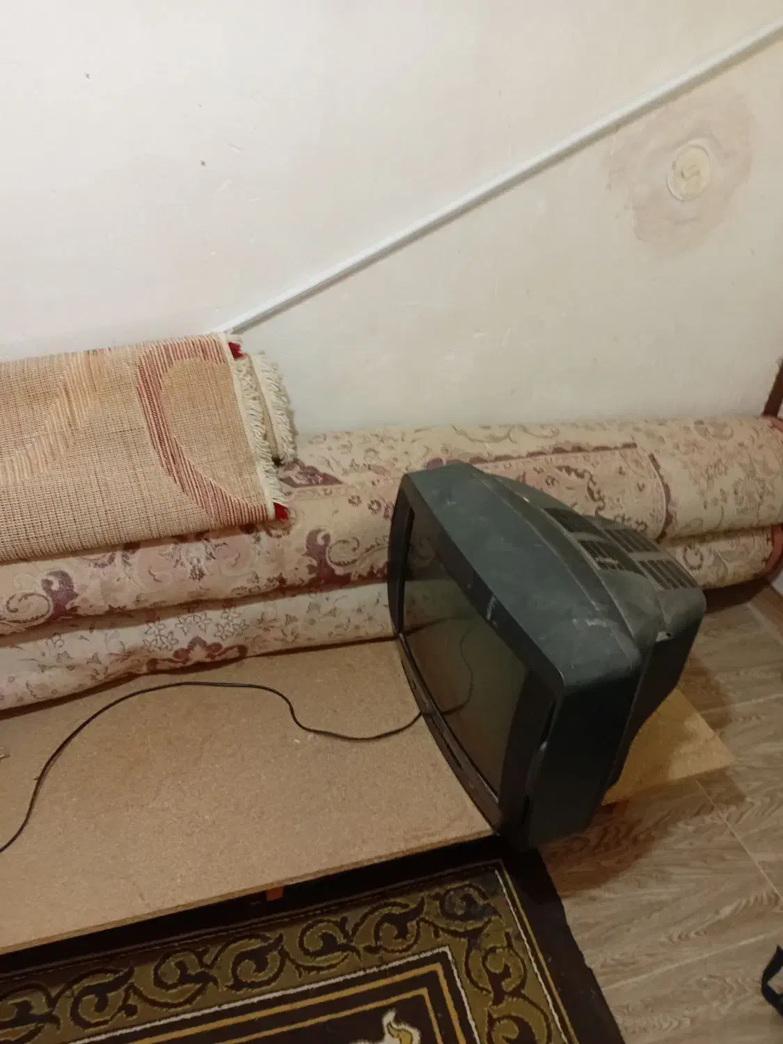 تلوزیون ۲۱ و دو عدد قالی|فرش|نورآباد, |دیوار