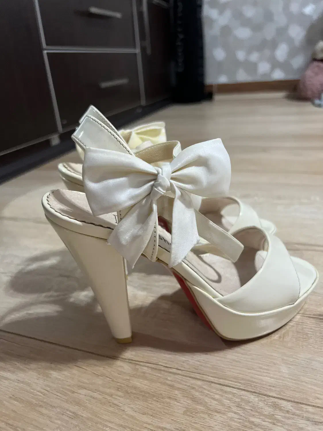 کفش مجلسی|کیف، کفش، کمربند|رشت, امین الضرب|دیوار