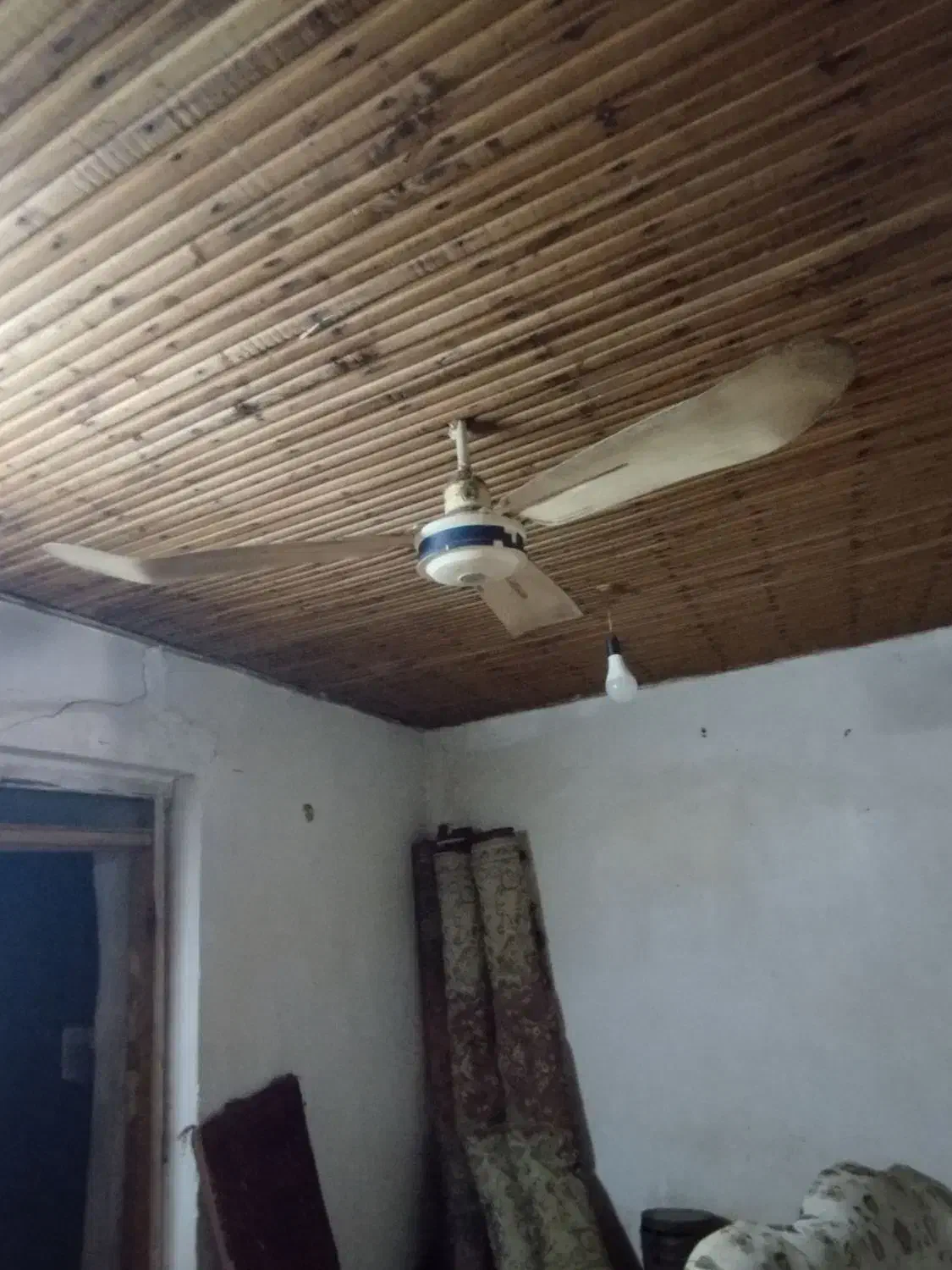 پنکه سقفی سالم|پنکه و تصفیه‌کنندهٔ هوا|لاهیجان, شهید آوینی|دیوار