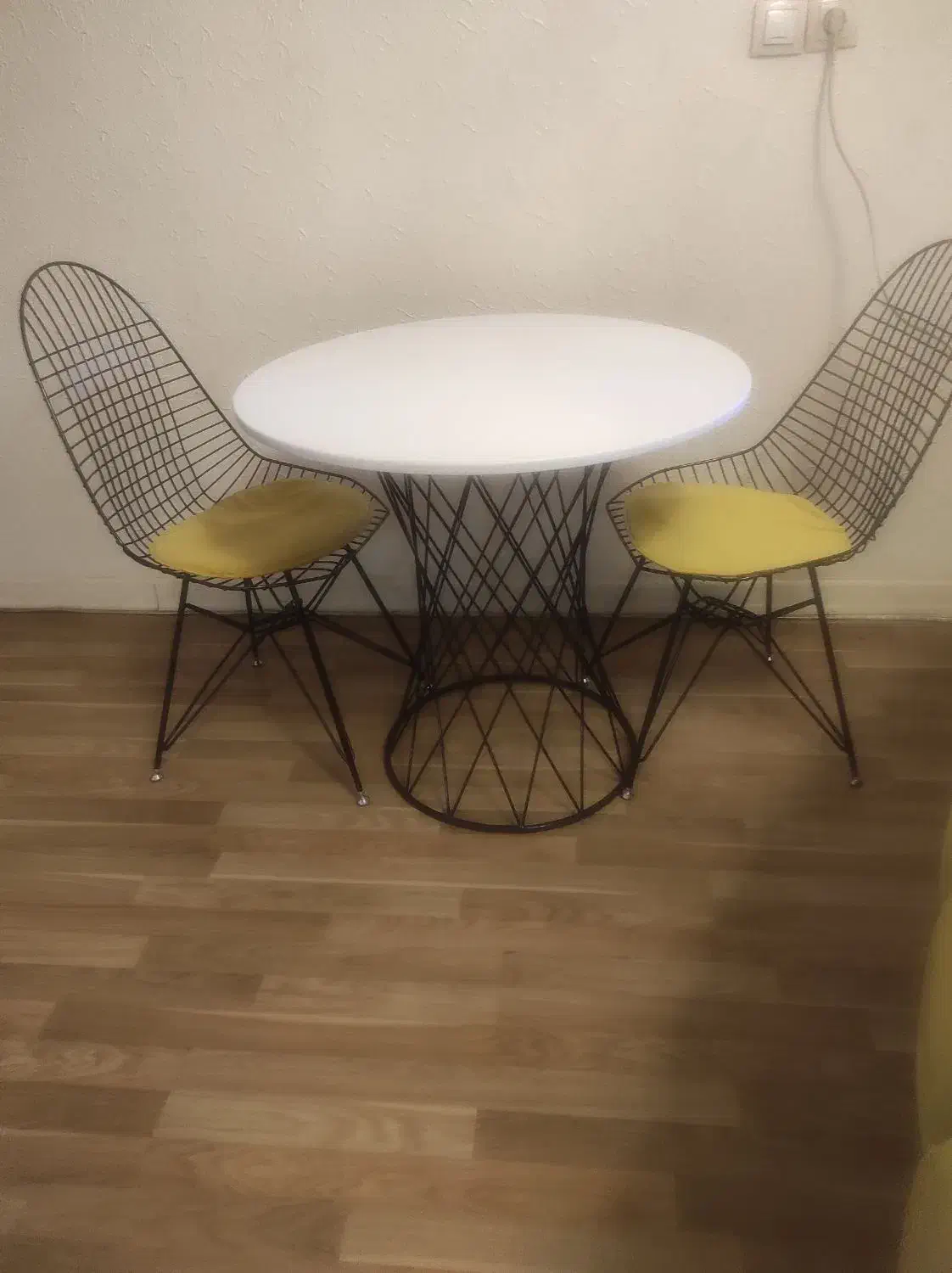 میز وصندلی|میز و صندلی غذاخوری|شاهینشهر, فردوسی|دیوار