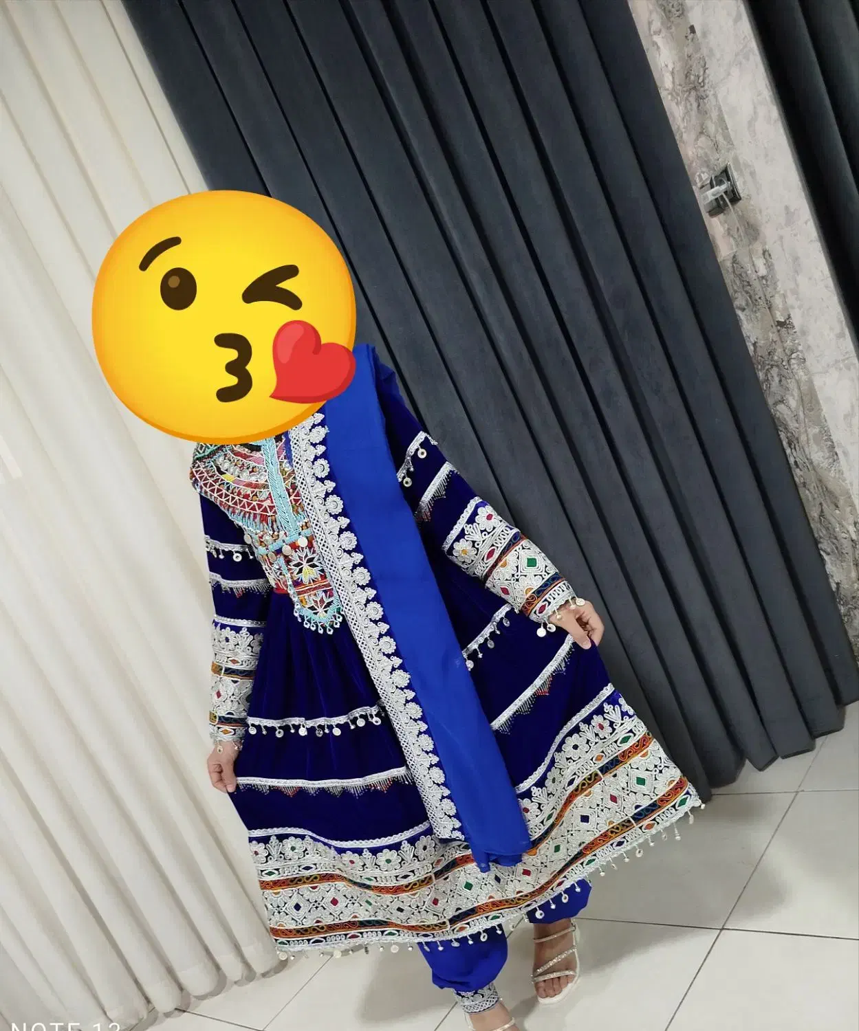 لباس گند افغانی|لباس|قم, دروازه چوبی|دیوار