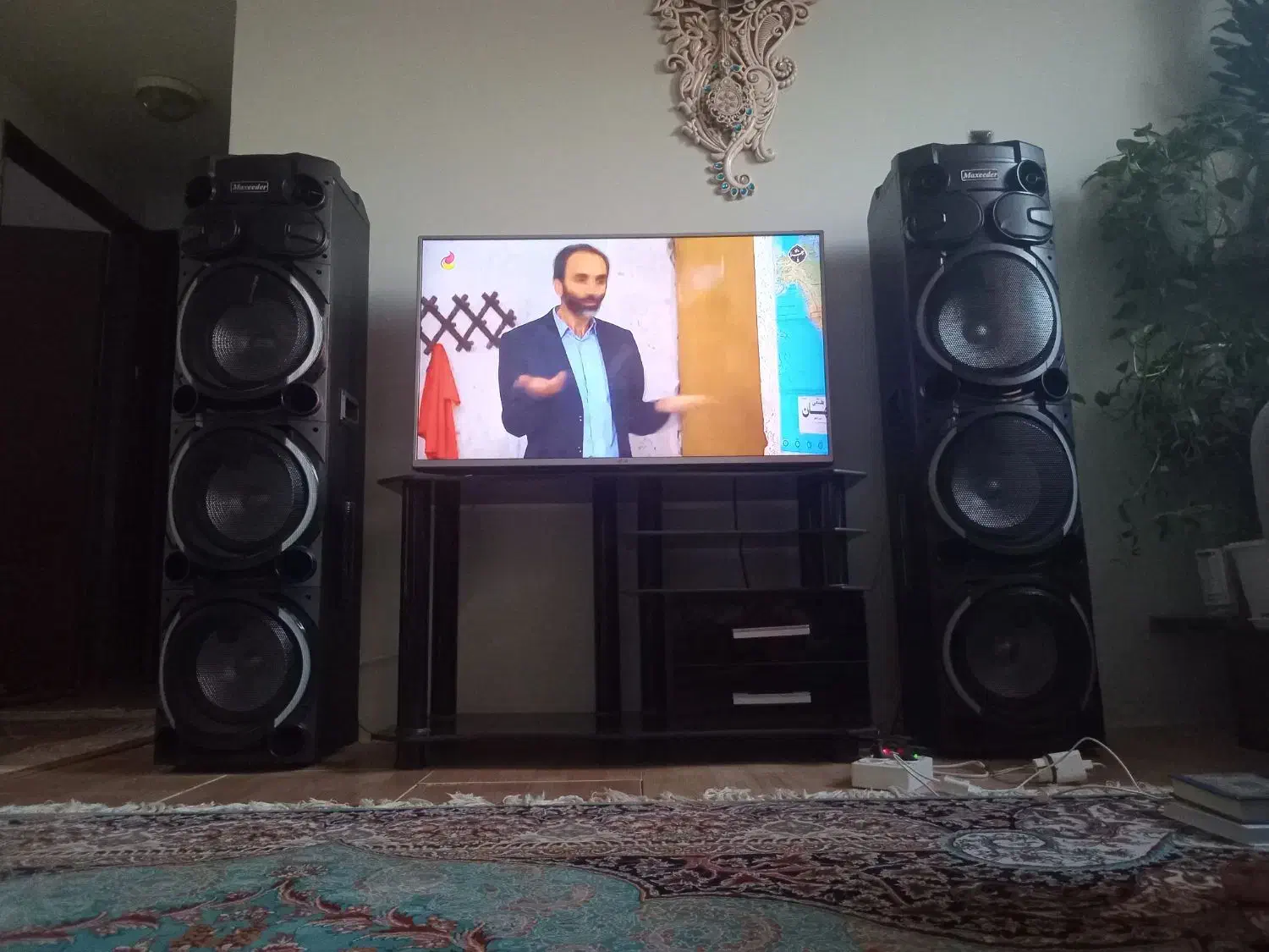 یک میز تلویزیون  شیشه ای دارای دو کشو  بسیار تمیز|میز تلویزیون|گلبهار, شهر جدید گلبهار|دیوار