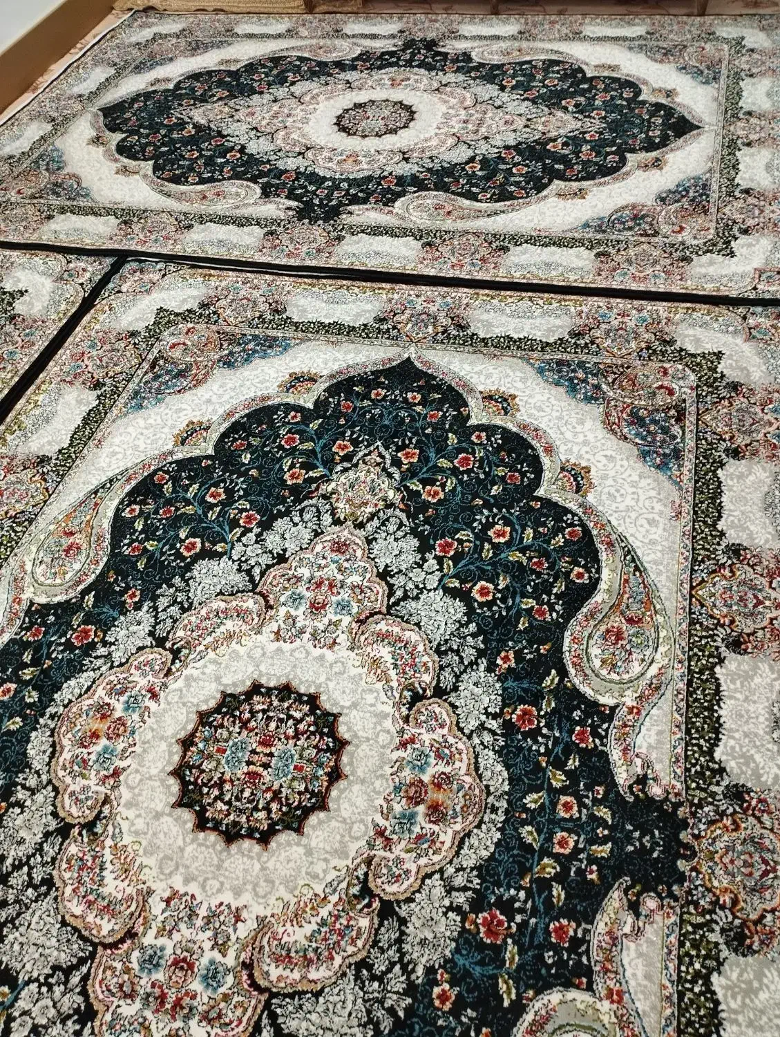 فروش فوری فرش کاملا نخ نونصق قیمت کارخانه|فرش|بیستون, |دیوار