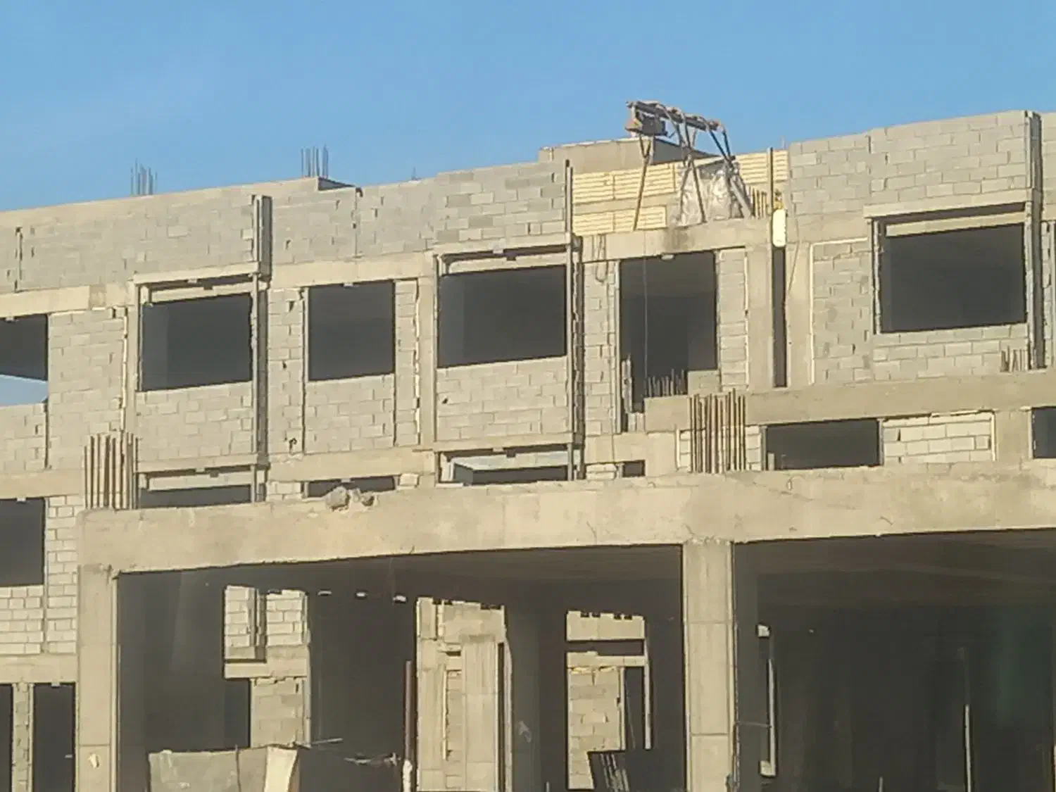 تعدادی کارگر ساده ساختمان نیازمندیم|استخدام معماری، عمران و ساختمانی|محمدشهر, یزدیها|دیوار