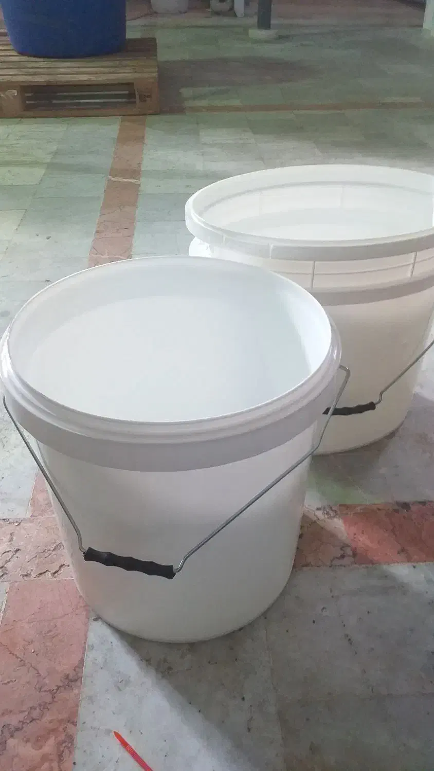 سطل|ظروف نگهدارنده، پلاستیکی، یک‌بارمصرف|سرخنکلاته, |دیوار