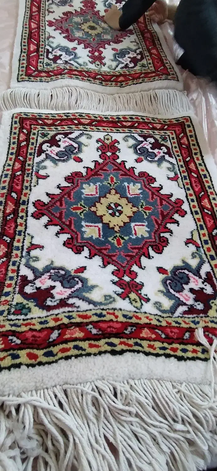 یک جفت فرش پادری دستبافت زمینه سفید|پادری|تبریز, |دیوار