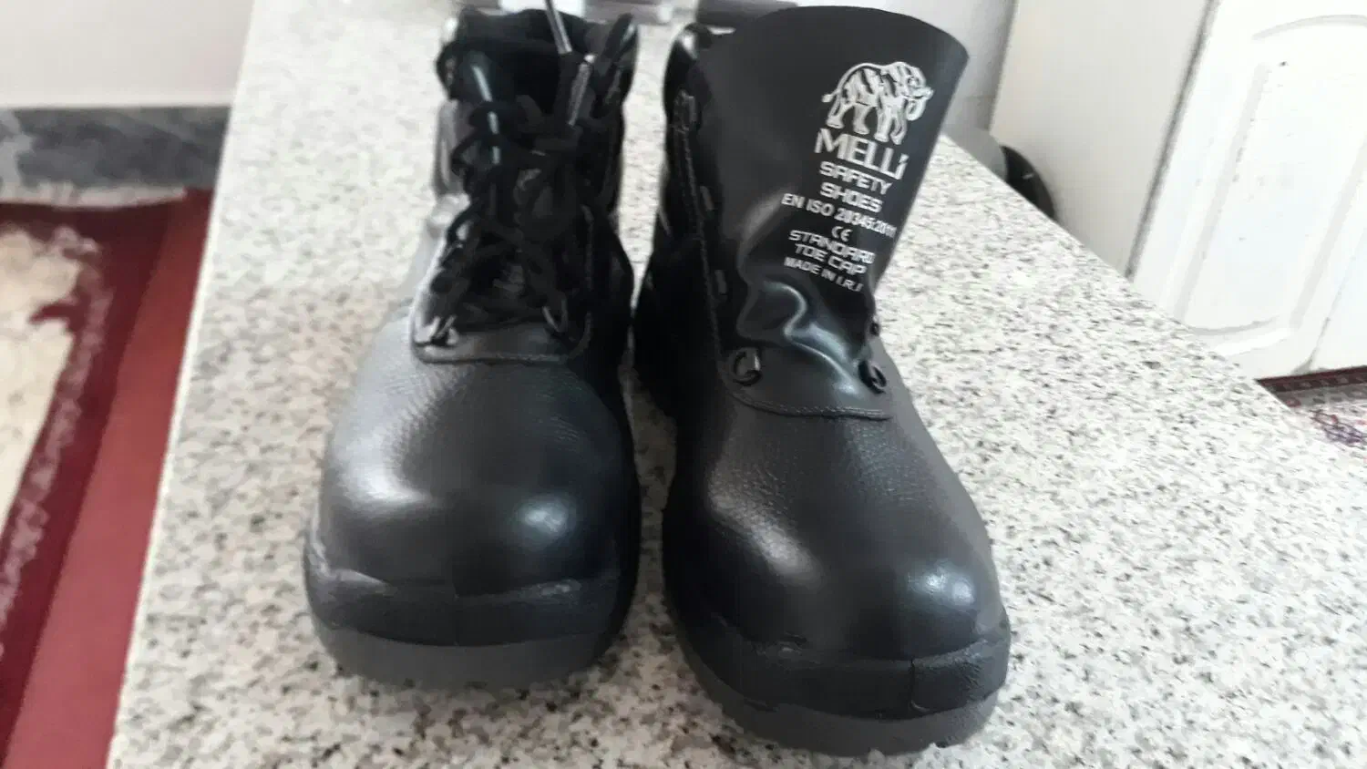 پوتین ایمنی|کیف، کفش، کمربند|مسجد سلیمان, |دیوار