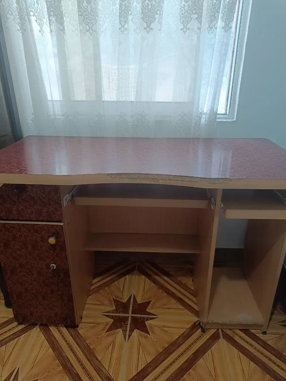 میز کامپیوتر|میز تحریر و کامپیوتر|صومعه‌سرا, |دیوار