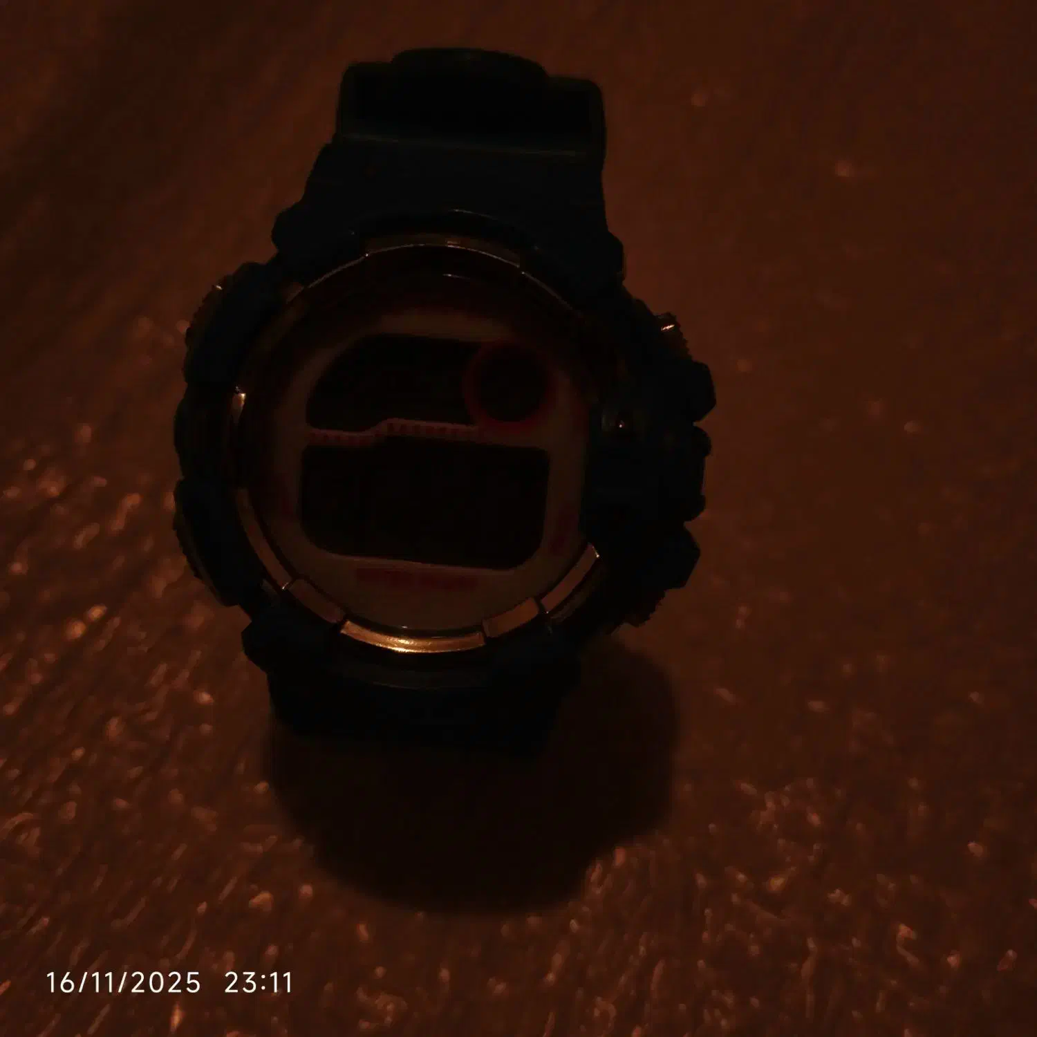 ساعت مچی|ساعت|گلوگاه, |دیوار