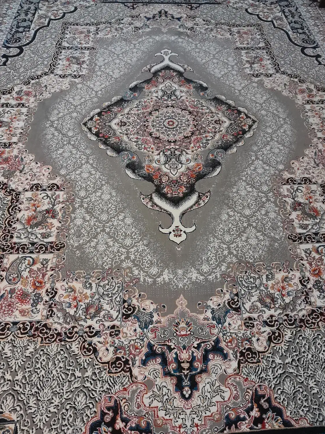 فرش ۱۲ متری ۲ ماه کار کرده در حد نو|فرش|بهبهان, |دیوار