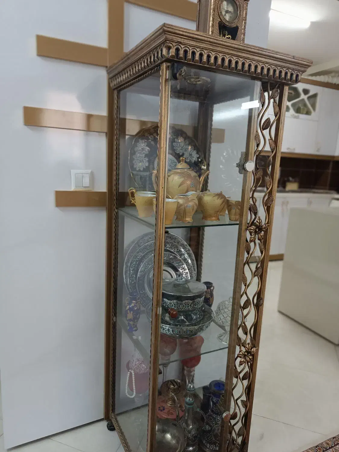 بوفه  فرفورژه با رنگ خاصی از طلایی|بوفه، ویترین، کنسول|گلبهار, شهر جدید گلبهار|دیوار