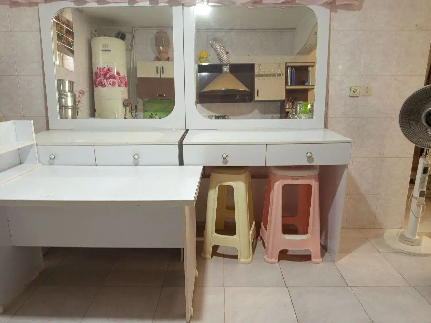 میز برای سالن و آرایشگاه|آرایشگاه و سالن‌های زیبایی|فلاورجان, |دیوار