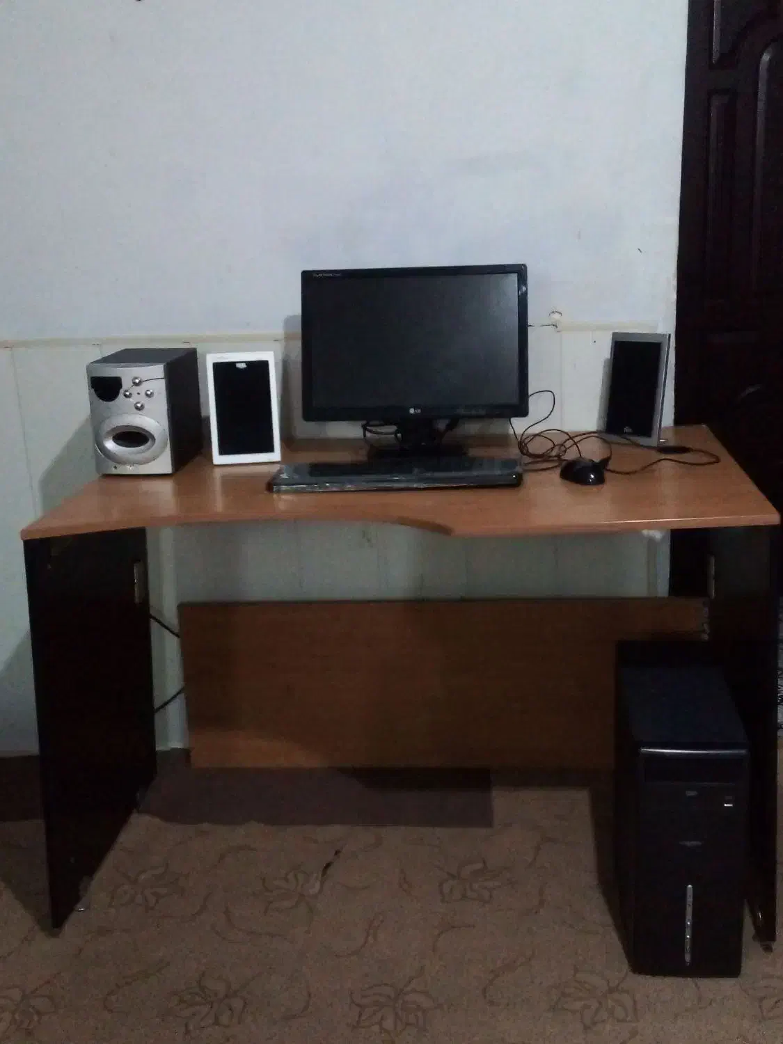 کامپیوتر با میز|رایانه رومیزی|شیروان (خراسان), |دیوار