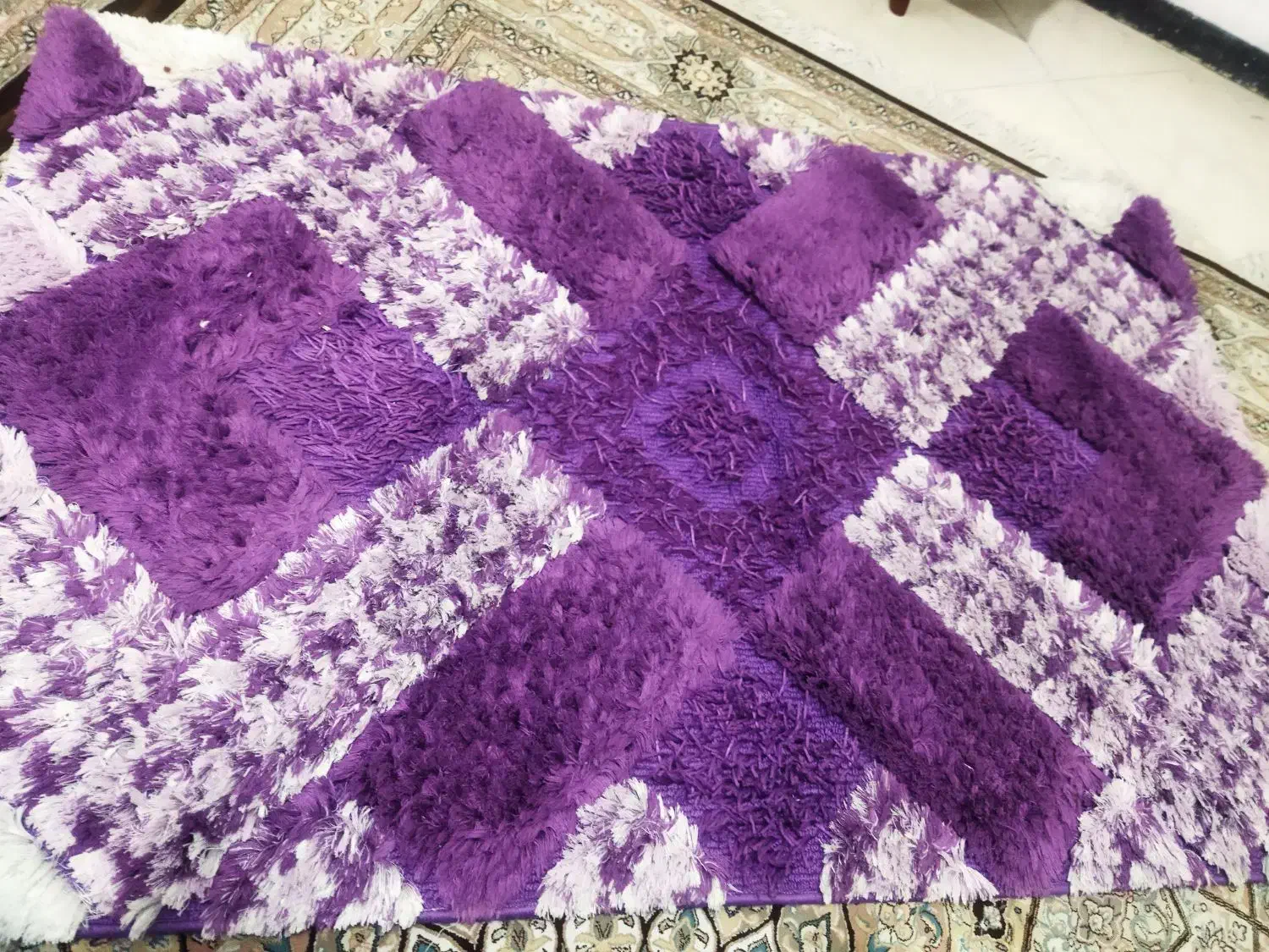 قالیچه رنگ بنفش|پادری|پرند, فاز ۶|دیوار