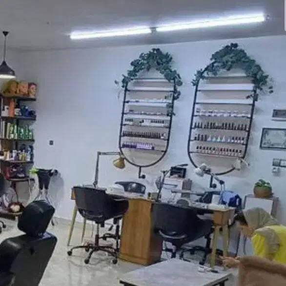 میز ناخن دونفره با فن آیینه و تخت مژه|آرایشگاه و سالنهای زیبایی|رشت, منظریه|دیوار