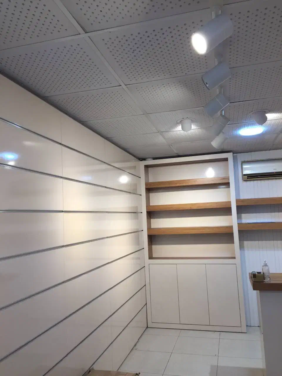 فروش دکور مغازه موبایل با بهترین متریال|فروشگاه و مغازه|رشت, دیلمان|دیوار