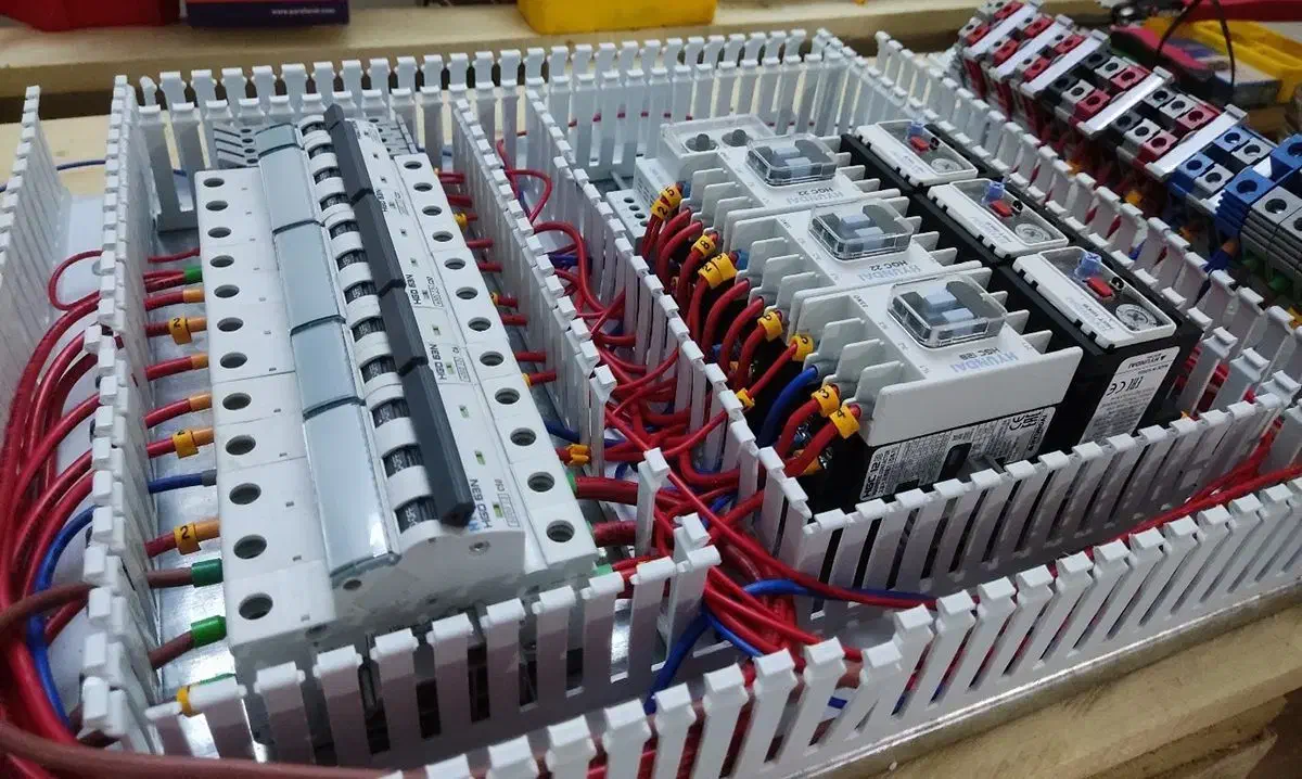 برقکار حرفه ای صنعتی و ساختمان و نصاب کولر گازی|خدمات پیشه و مهارت|کرج, شاهینویلا|دیوار