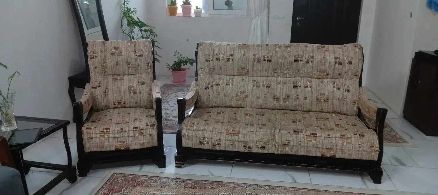 یک دست مبل راحتی فروش فوری|مبلمان خانگی و میز عسلی|گرمسار, |دیوار