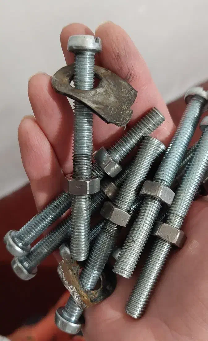 تخت فلزی صورمه ای یک نفره بدون تشک|تخت و سرویس خواب|بروجن, |دیوار